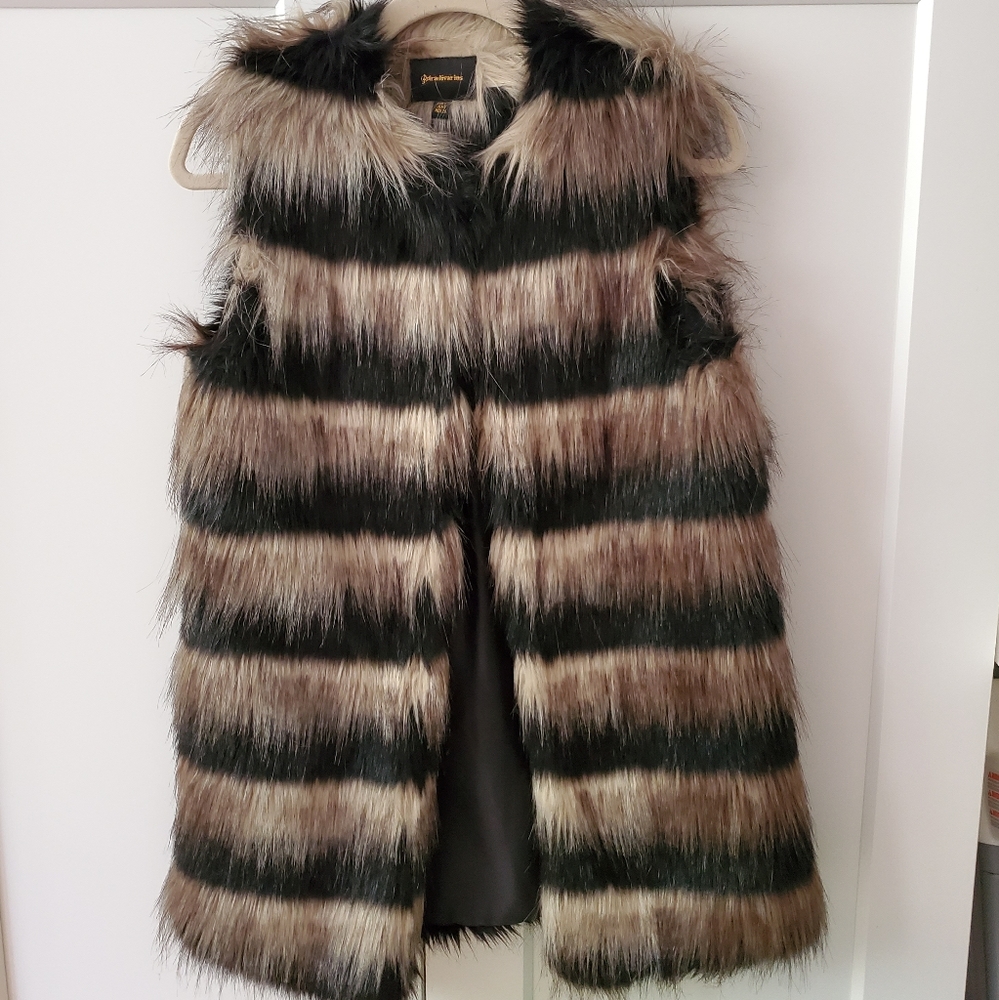 Stradivarius Faux Fur Vest - Picture 1 of 4